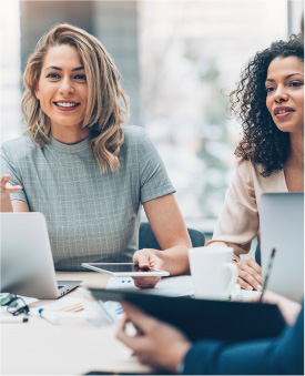 Expertes en sinistre en discussion avec un client